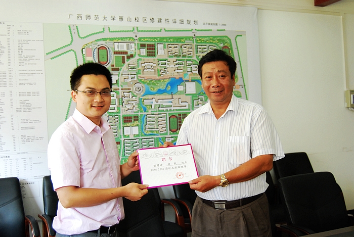 陈洪江副校长向校友班级代表颁发校友班级理事聘书