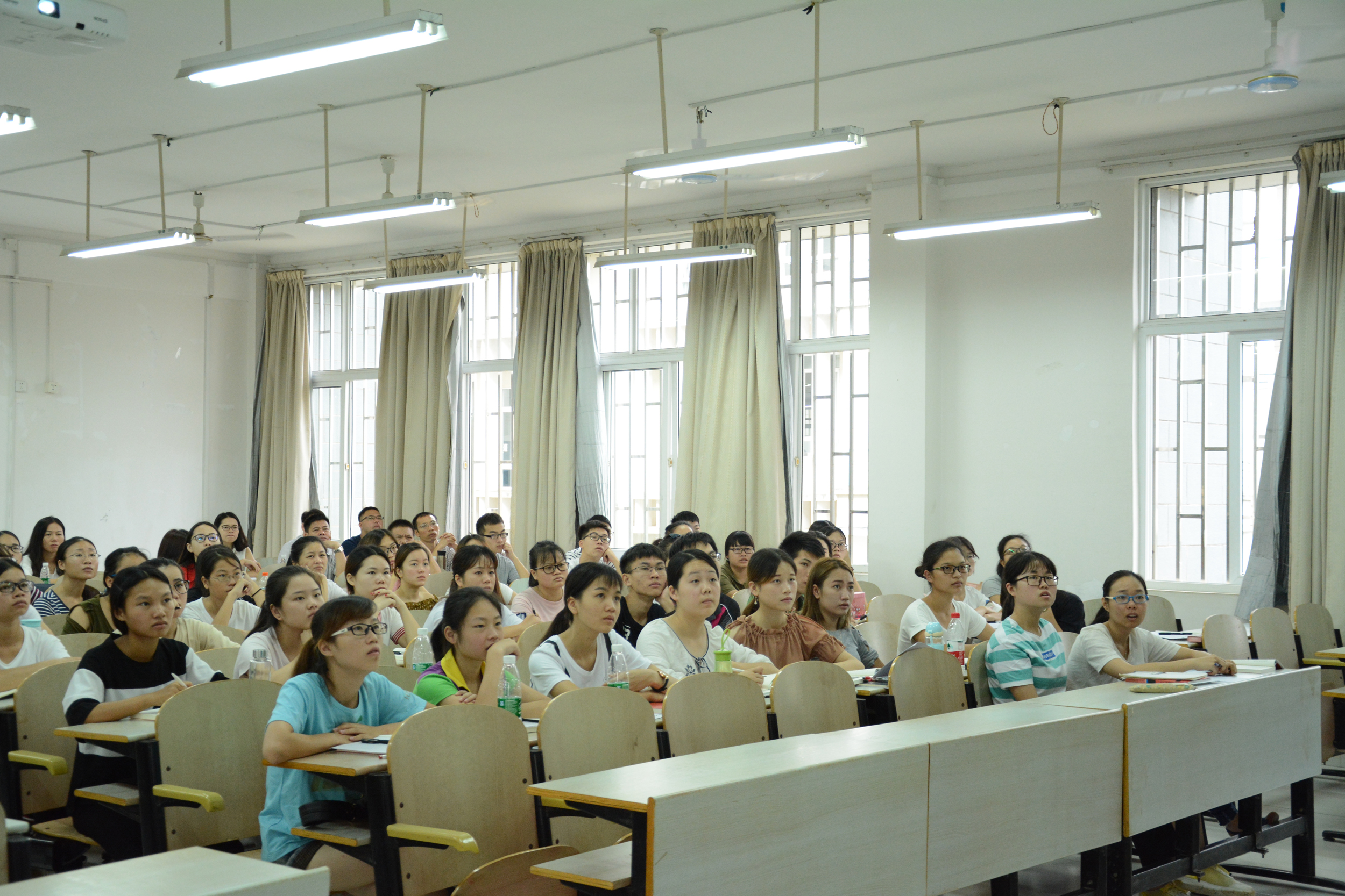 学生们在认真听课.jpg