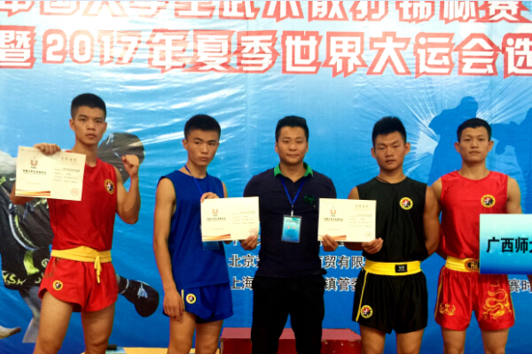 主教练焦豪杰（居中）与运动员合影