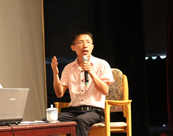 我校刘仁路同学在论坛上发言