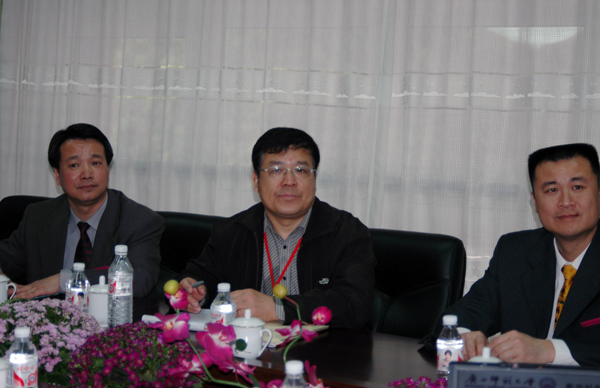 沈孝本教授（中）在数学科学学院听取汇报。