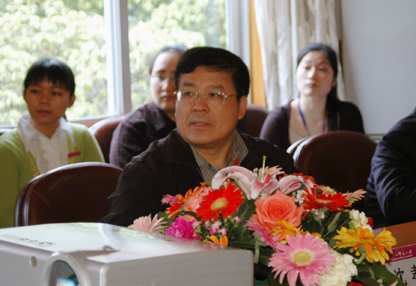 沈孝本教授在听取人事处负责人的汇报.