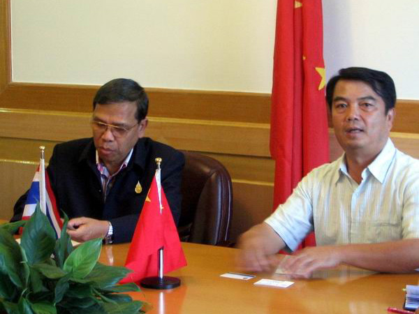 校党委书记陈大克(右)与Niwat Klinngam博士一行亲切会谈。