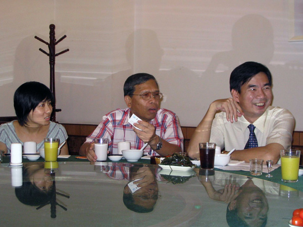 梁宏校长设宴款待了Niwat Klinngam博士一行。