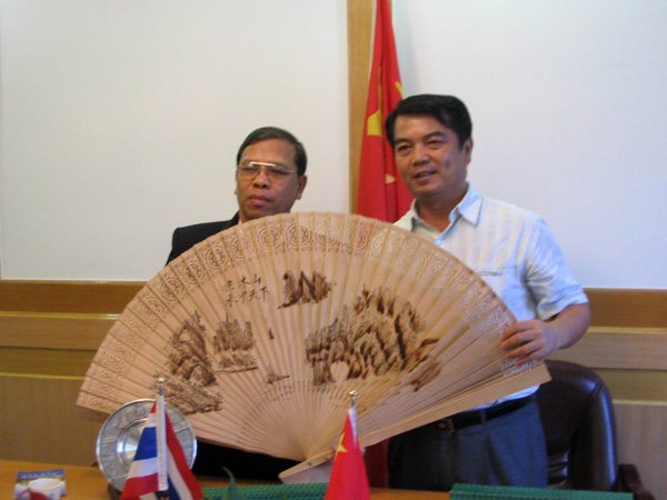 宾主双方互赠礼物。