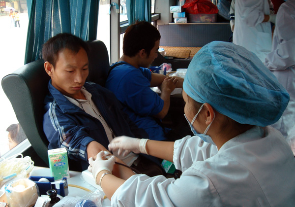 学生在献血。