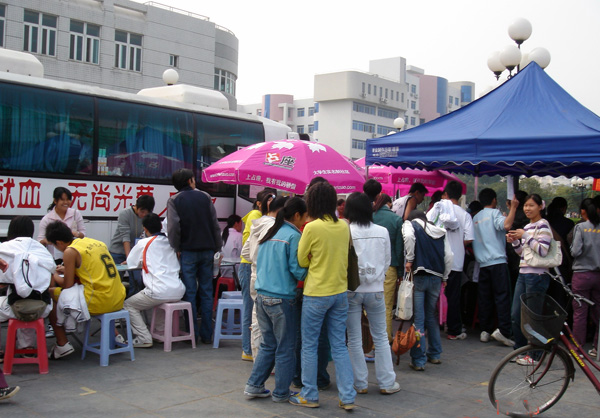 我校师生排队等待献血。