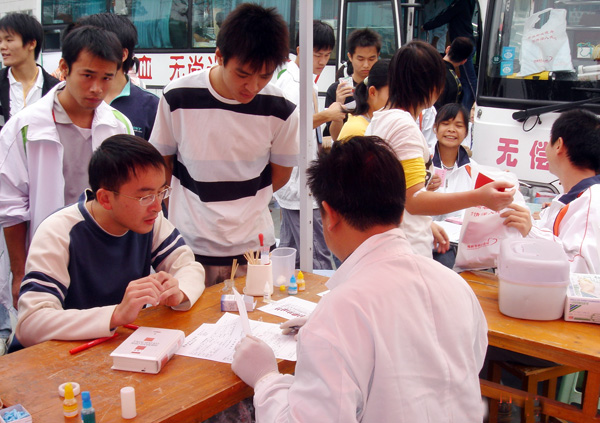 填写献血表格。