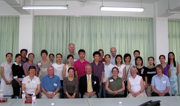 来访的客人与漓江学院师生合影留念。（邓伟江 摄）