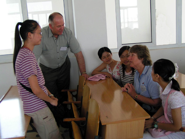 黑斯廷斯市教师代表团的成员正在与漓江学院学生进行分组交谈。