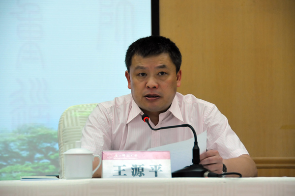 校党委副书记、纪委书记王源平总结我校2010年纪检监察、统战、保密工作