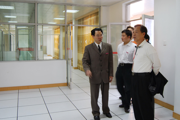 杨文轩教授（右一）实地考察网络中心。