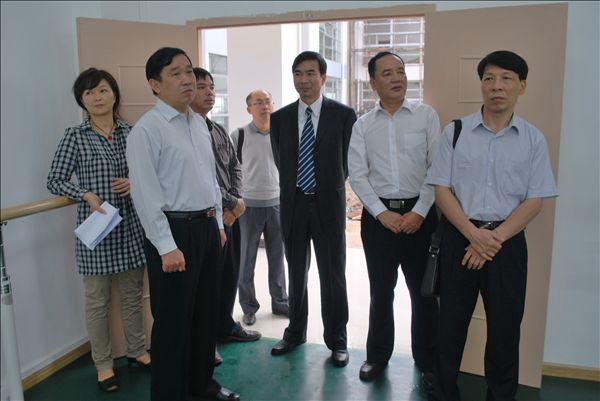 孙海潮书记（左二）在校长梁宏的陪同下，看望正在上课的音乐学院学子们