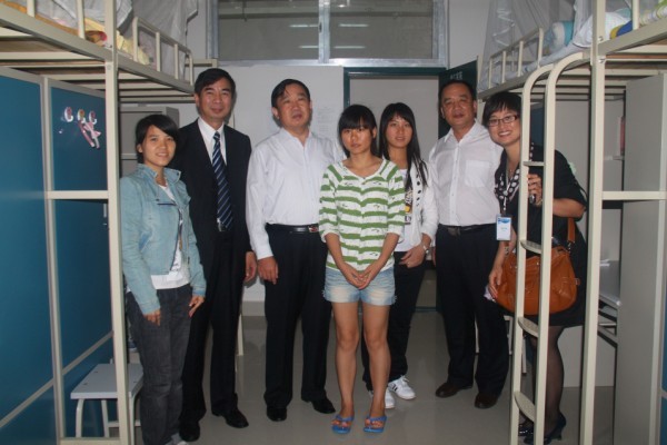 与漓江学院的同学们合影