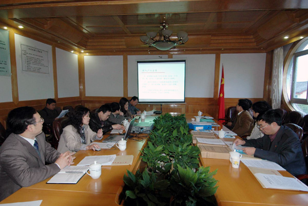 林娜副书记在向专家组汇报情况。