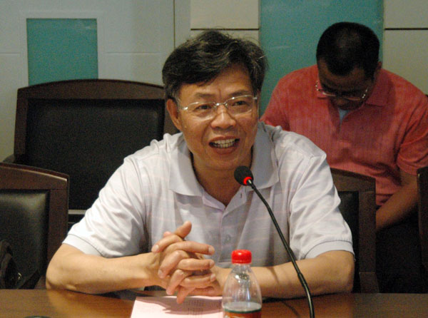 钟瑞添副校长在座谈会上讲话。