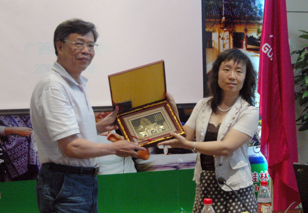 双方互赠纪念品。