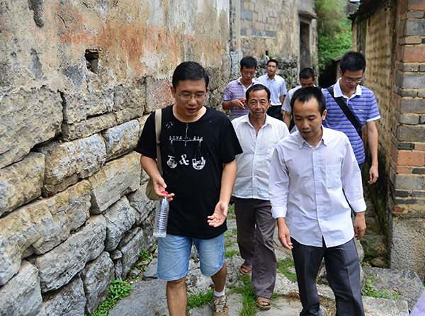 青年博士们考察当地古村落
