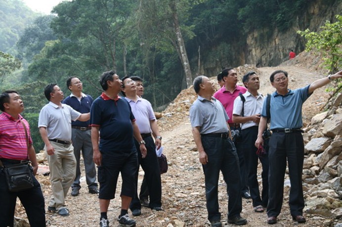 校领导和相关部门负责人检查我校重点扶持的猴背村大花溪公路建设情况