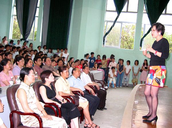 靳羽西女士的报告在学校计测中心报告厅举行。报告会吸引了校内外众多听众，整个会场座无虚席。羽西女士的演讲声情并茂，精彩之处不时博得阵阵掌声。（赵亮摄）