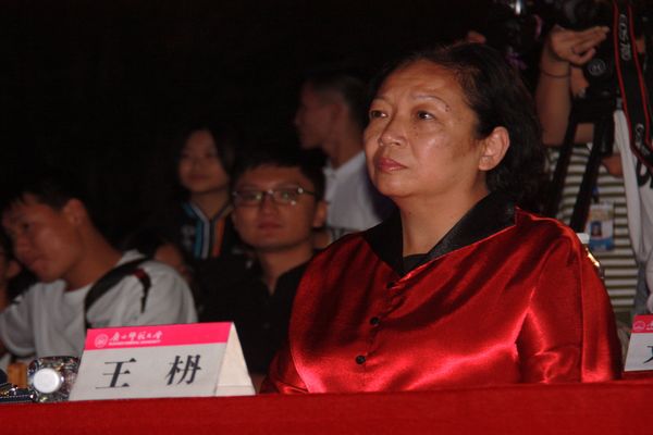 校党委书记王枬莅临现场观看演出