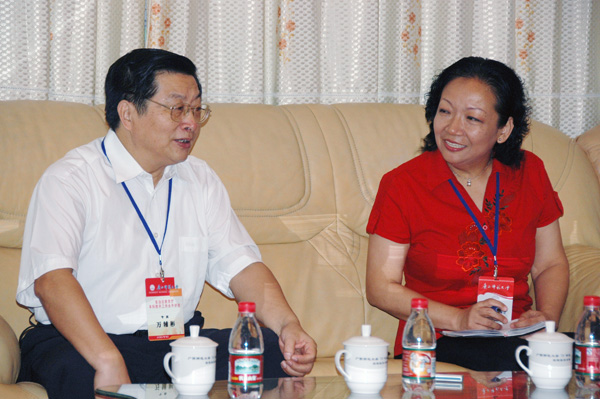 专家组组长万辅彬教授向我校领导反馈意见。