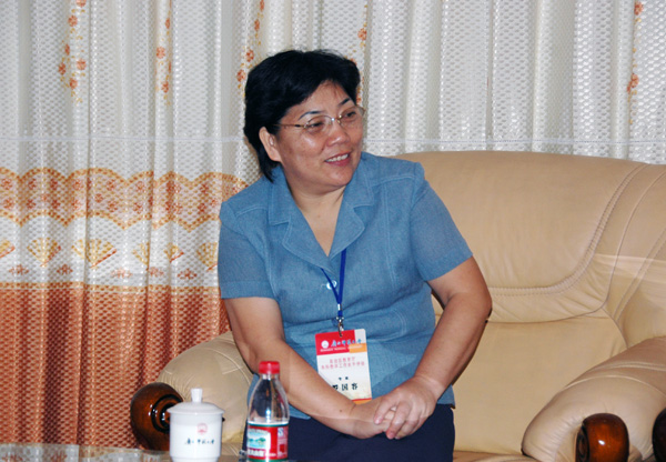 专家组副组长罗国容教授向我校领导反馈意见。