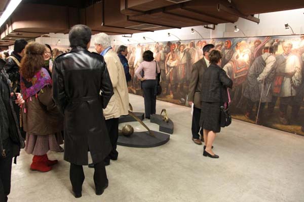 观众欣赏油画《羌塘雄风》