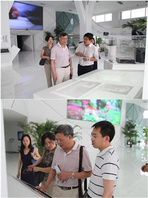 钟瑞添副校长一行参观主题校史展、体验电子书