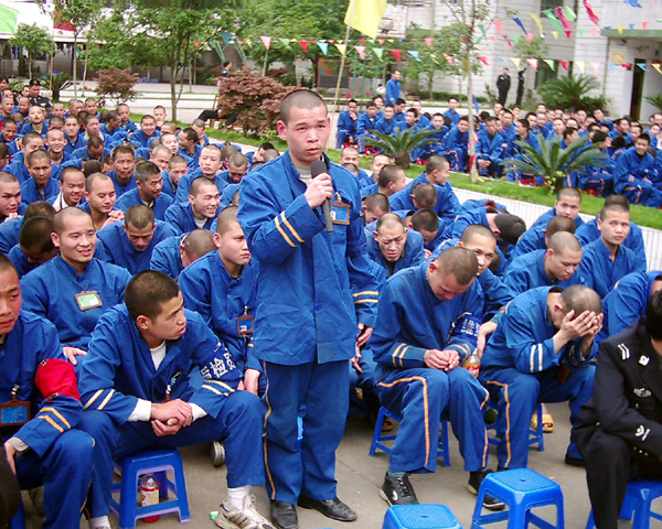 劳教学员在向我校心理专家提问。