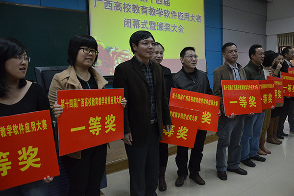 李传起副校长与获奖代表合影（大学生通讯社 张良波/摄)