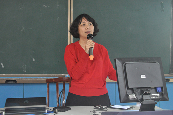 教师代表讲解课件（大学生通讯社 张梦/摄）