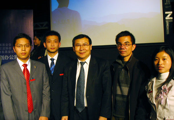 我校代表与评委、中国青少年发展基金会副理事长（“希望工程”创意发起人）合影