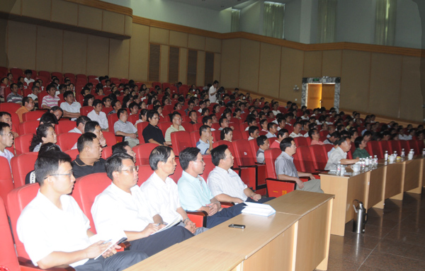 与会人员在认真听讲。