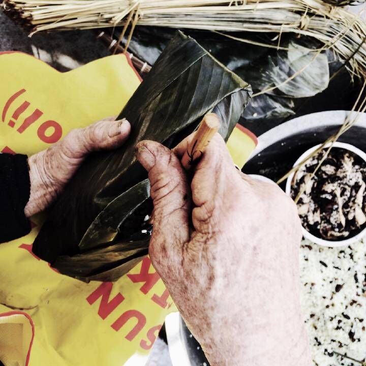 广西灵山的同学过年和奶奶一起包粽子