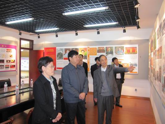 区纪委副书记尹彤（左二）、区高校工委副书记秦敬德（左一）参观反腐倡廉展览室