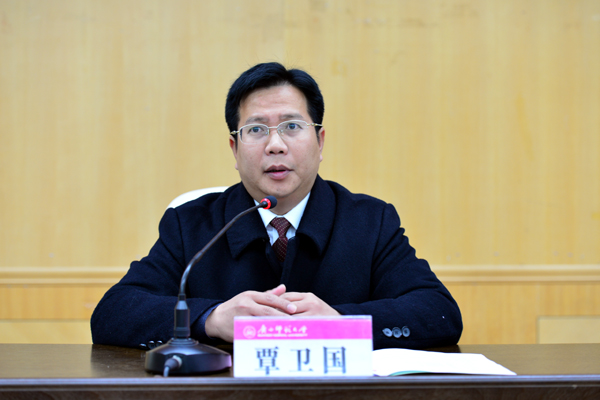 我校副校长覃卫国讲话（张婷婷 摄）
