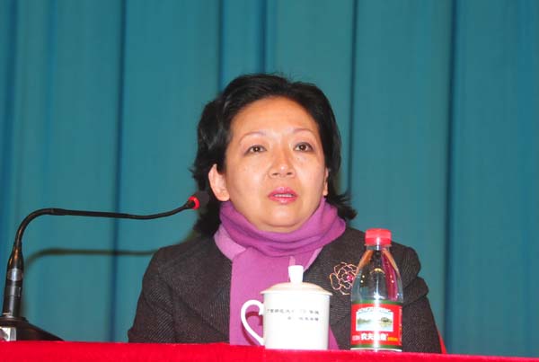 王枬书记代表学校领导班子作2009年度述职报告和2009年度干部选拔任用工作报告