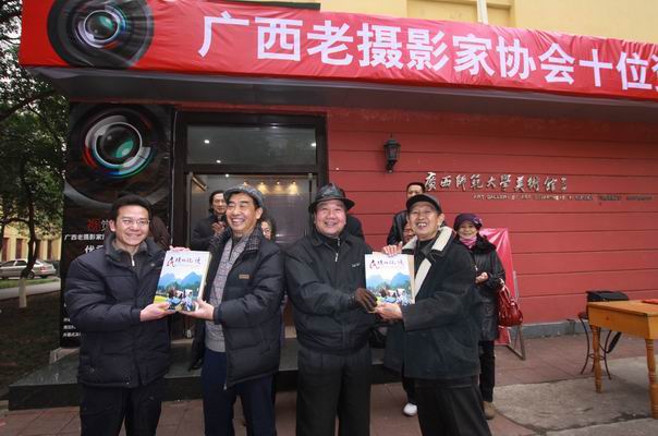 老摄影家王梦祥(左二)先生、叶宁(右一)先生向美术学院赠送摄影作品集
