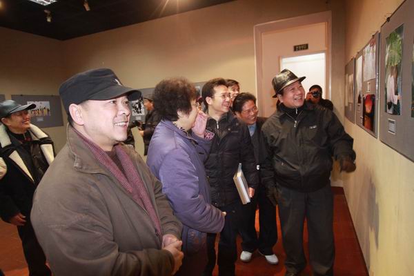 原桂林市副市长林观华(右一)、我校副校长白晓军(左一)等领导兴致勃勃地观看展出的摄影作品