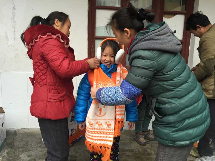 志愿者为学生佩戴围巾