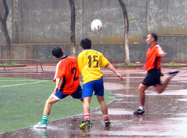 首场比赛的精彩瞬间。