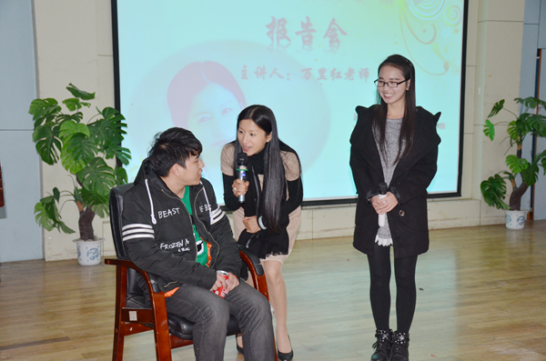 万里红老师做“礼仪之美与心灵成长”报告会现场