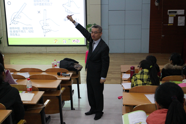 李旸老师演示“握笔礼”