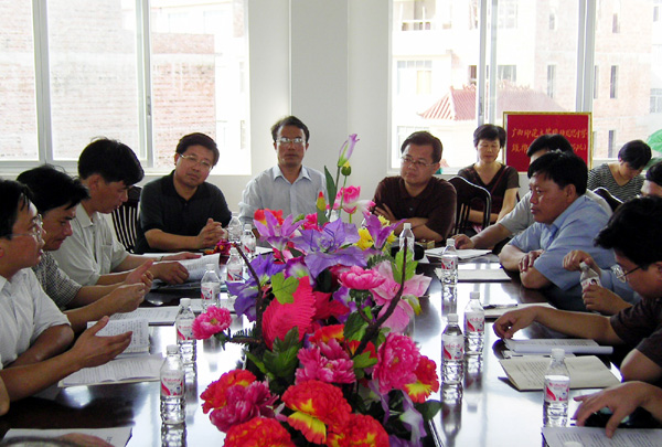 黄书记与支教队员进行了座谈。