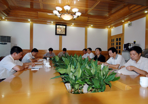 校党委张鹏副书记在向高效纪工委检查组汇报我校贯彻落实“三项法规”的情况。