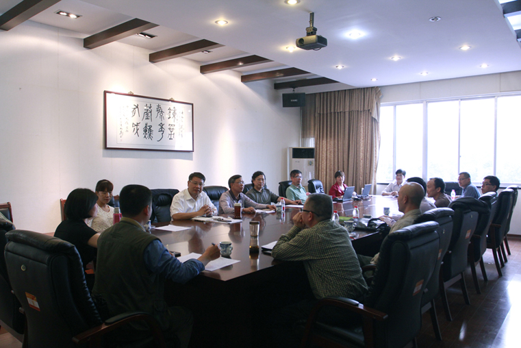 出版社集团党委中心组召开专题学习会