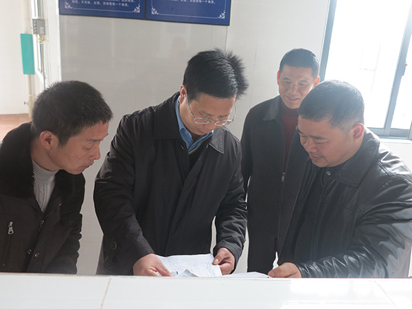 覃卫国副校长在现场查阅资料