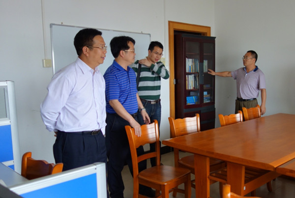 覃卫国在数学与统计学院进行实地检查