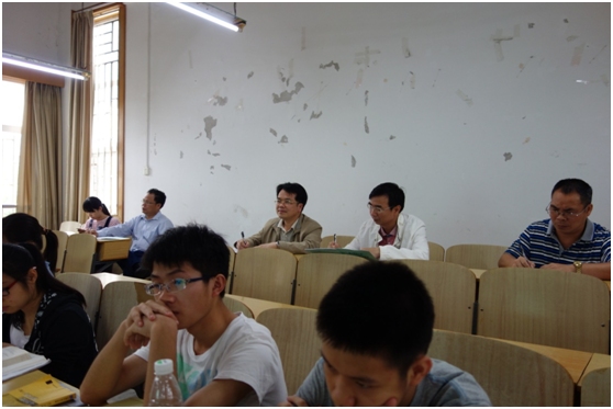 梁宏在数学与统计学院听课调研